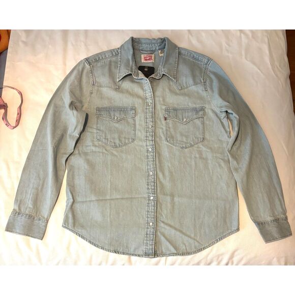 NWT Levi’s ULTIMATE WESTERN DENIM SHIRT, Light Wash, Sz. Med - Picture 3 of 7